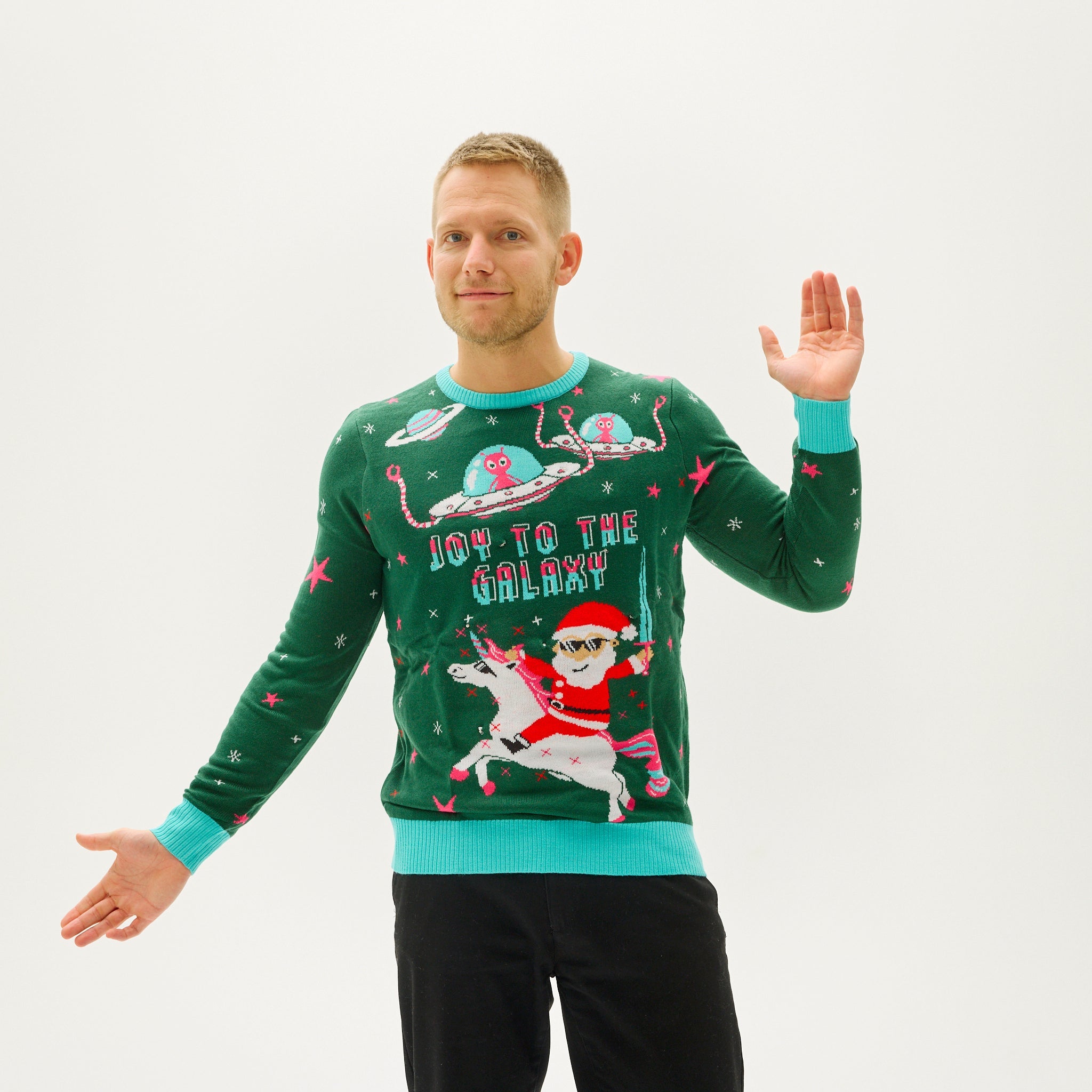 Ein Paar, das einen grünen Weihnachtspulli mit dem Spruch
